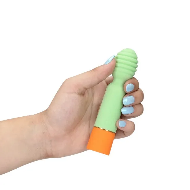 Vibrator LOVELINE Ribbed Mini Vibrator with USB Charger. cu striații pentru stimulare versatilă. 10 funcții de vibrație. 12.2 cm. verde